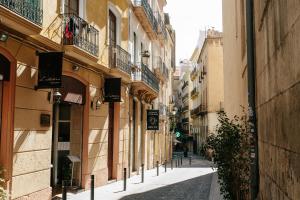una calle vacía en un callejón entre edificios en Apartamentos Tito San Nicolas, en Alicante