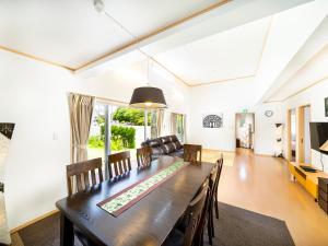 comedor y sala de estar con mesa y sillas en United Resort Kibougaoka en Onna