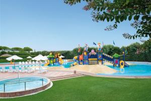 a large water park with a large playground at Casa mobile - Union Lido in Cavallino-Treporti