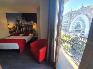 巴利亞多利德的住宿－艾勒恩納拉精品酒店，客房设有两张床和一个美景阳台。