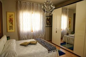- une chambre avec un lit et un grand miroir dans l'établissement Patty's Aparthotel SUITE, à Arezzo