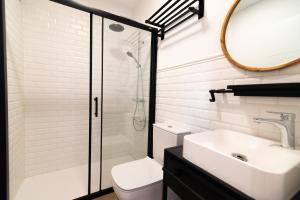 Ένα μπάνιο στο Chinitas Santos Apartments +129 φωτογραφίες