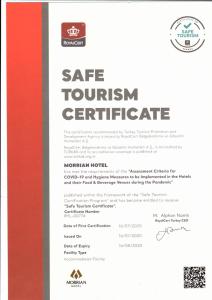 wzór wznowienia certyfikatu turystycznego na miejscu z czerwonym i białym w obiekcie Morrian Hotel w mieście Inegol