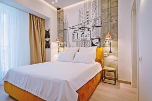 Un dormitorio con una cama grande con sábanas blancas. en No 6 Apartments, en Constanţa 112 fotos más