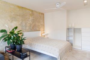 um quarto com uma cama e um quadro na parede em Uni Apartament em Lódź