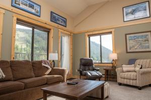 ein Wohnzimmer mit einer Couch und einem Tisch und Stühlen in der Unterkunft 2800 Slopeside condo in Keystone