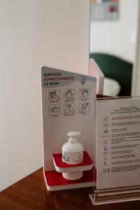 una caja con una botella de medicina en una mesa en La Girandola Bed & Breakfast, en Roma