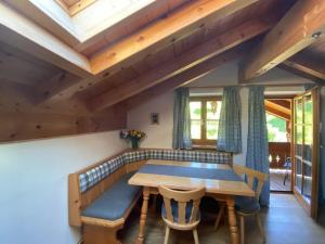 - une salle à manger avec une table et des chaises en bois dans l'établissement Haus Hager, à Schneizlreuth
