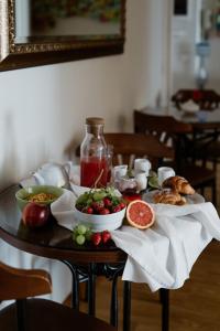 una tavola con cibo e frutta su un tavolo di La Girandola Bed & Breakfast a Roma