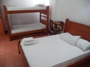 a small room with two bunk beds and a table at Hotel Bahia Plaza in Santa Marta