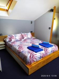 a bed with blue pillows on it in a room at Vilar Norte in Bueu