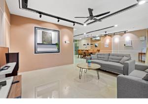 Suraya Homestay Semi-D في سيبانغ: غرفة معيشة مع أريكة وطاولة