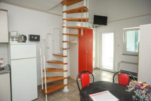 Kuchyň nebo kuchyňský kout v ubytování Apartmani Vila Caska