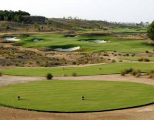 - Vistas a un campo de golf con césped en 3 Bed Apartment Condado de Alhama Golf Resort, en Alhama de Murcia