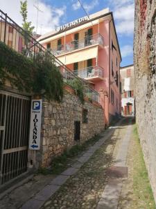 een straat voor een roze gebouw bij Hotel Villa Jolanda in Sestri Levante