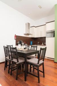 y cocina con mesa de comedor y sillas. en Stephansdom Premium Apartments, en Viena