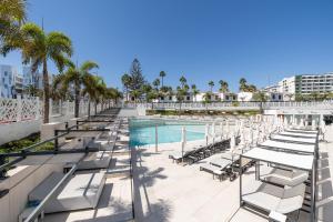 The swimming pool at or close to Hotel Caserio