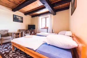 Un pat sau paturi într-o cameră la Karczma u Wallenroda