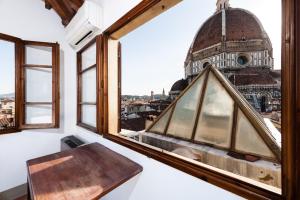 a window with a view of a building at Era Rental Apartments in Florence