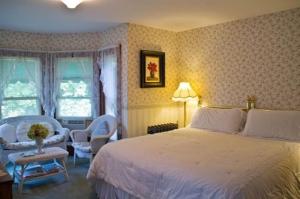 Llit o llits en una habitació de Harbour Towne Inn on the Waterfront