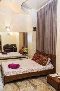 sypialnia z 2 łóżkami i lustrem w obiekcie Mini Hotel Smak w mieście Dniepr