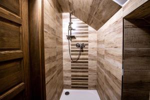 een badkamer met een douche en een toilet bij Holiday Home Banská Štiavnica in Banská Štiavnica