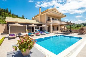 una villa con piscina e una casa di Luxury Villa Matzourana by PosarelliVillas a Gardeládes