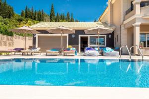 GardeládesにあるLuxury Villa Matzourana by PosarelliVillasのギャラリーの写真