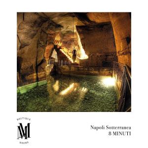 una grande piscina d'acqua in una grotta di MAISON MARINELLA a Napoli