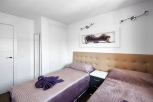 sypialnia z 2 łóżkami i zdjęciem na ścianie w obiekcie Las Palmeras 15A w mieście Benidorm