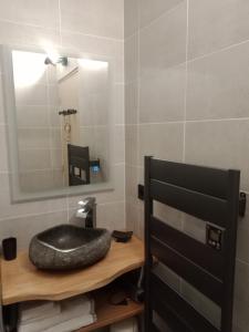 een badkamer met een zwarte wastafel en een spiegel bij appartement montagne- le petit Chaillol in Saint-Michel-de-Chaillol