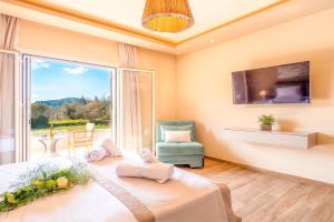 una camera da letto con un letto e una grande finestra di Luxury Villa Matzourana by PosarelliVillas a Gardeládes