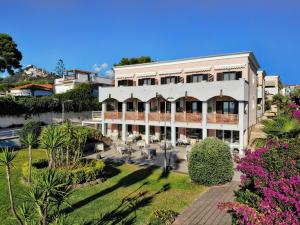 an image of a building with a garden at Hotel Mareluna in Castellabate