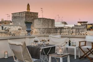un tavolo e sedie su un balcone con vista di Palazzo Sant'Anna Lecce a Lecce