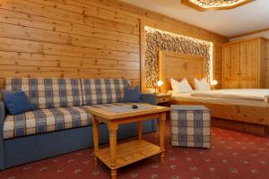 a living room with a couch and a bed at Hotel Gondel in Altenkunstadt