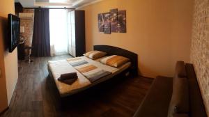 Tempat tidur dalam kamar di Apartment new 95 Kvartal