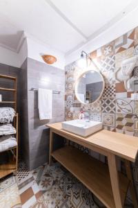 La salle de bains est pourvue d'un lavabo et d'un miroir. dans l'établissement La Nghioscia, à Grottaglie