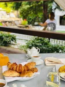 einen Tisch mit Gebäck und einer Tasse Kaffee in der Unterkunft Hotel Boavista in Timişoara