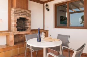 une salle à manger avec une table, des chaises et une cheminée dans l'établissement Kallao Apartment, à Puerto del Carmen