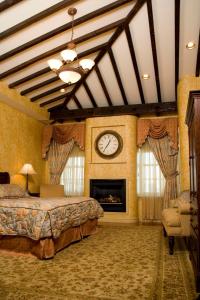 1 dormitorio con 1 cama y reloj en la pared en Penn's View Hotel Philadelphia en Filadelfia