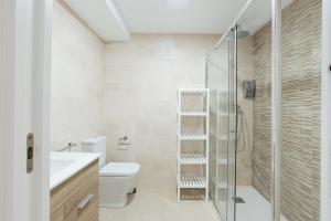 Kúpeľňa v ubytovaní Duplex Cienfuegos II & old town by ELE Apartments + 16 fotografií