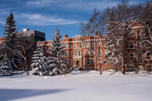 Kış mevsiminde University of Alberta - Accommodation