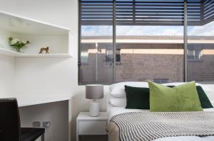 Łóżko lub łóżka w pokoju w obiekcie Cosy and Bright Studio Next to Westmead Hospital DUPLICATE