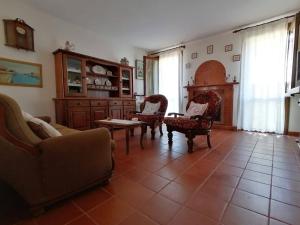 ein Wohnzimmer mit einem Sofa, Stühlen und einem Tisch in der Unterkunft Villa Giuliana in Vigonza