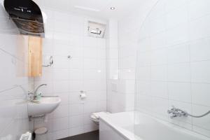 Koupelna v ubytování HOLT Hotel