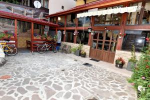 een patio buiten een gebouw met fietsen buiten geparkeerd bij CASA TUDOR in Buşteni
