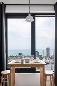 un tavolo e sedie di fronte a una grande finestra di Muji Studio 1 - Seaview at 218 Tropicana Near Komtar Food Heaven with Netflix & TV Box a George Town