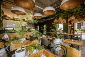 Reštaurácia alebo iné gastronomické zariadenie v ubytovaní TOP Garden Aparthotel