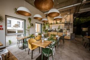 Reštaurácia alebo iné gastronomické zariadenie v ubytovaní TOP Garden Aparthotel