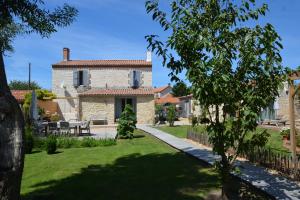 una casa in pietra con un giardino di fronte di Landhaus Schoener-Schalk a Longeville-sur-Mer